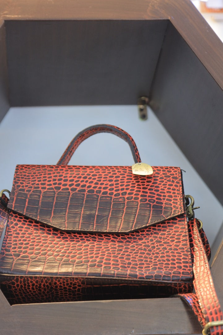 Red Crocodile-Pattern Leather Handbag – Bold & Elegant Design for Everyday Use